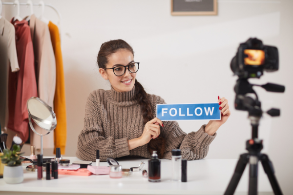 BECOME A SOCIAL MEDIA MANAGER FOR INFLUENCERS